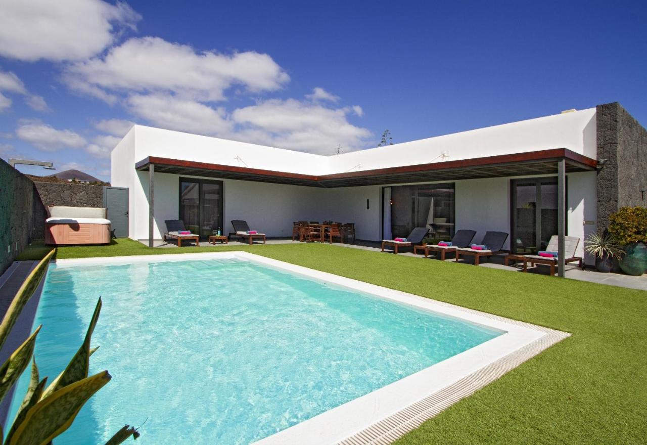 Luxury Los Mojones Villa Short Walk To Old Town Private Heated Pool Villa Los Mojones Angie Puerto Del Carmen Tias Luaran gambar