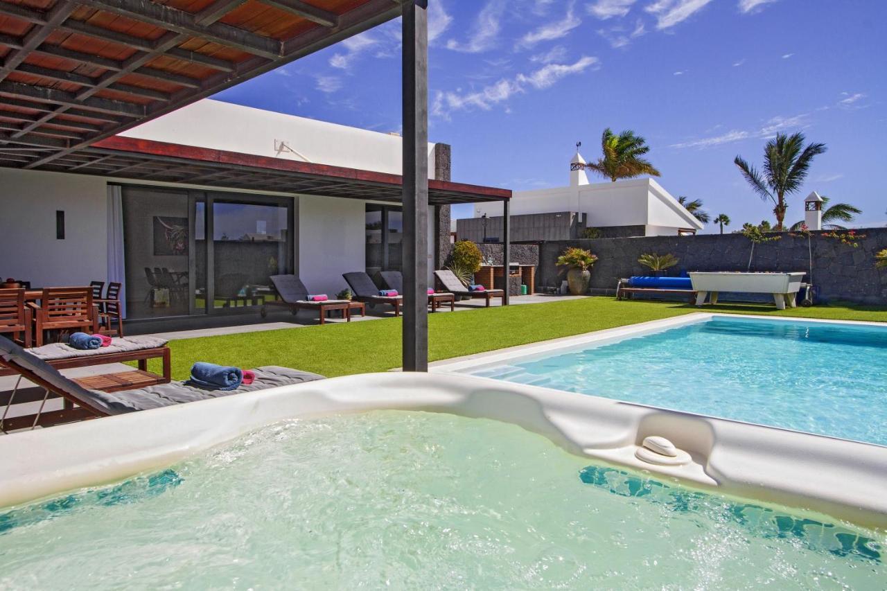 Luxury Los Mojones Villa Short Walk To Old Town Private Heated Pool Villa Los Mojones Angie Puerto Del Carmen Tias Luaran gambar