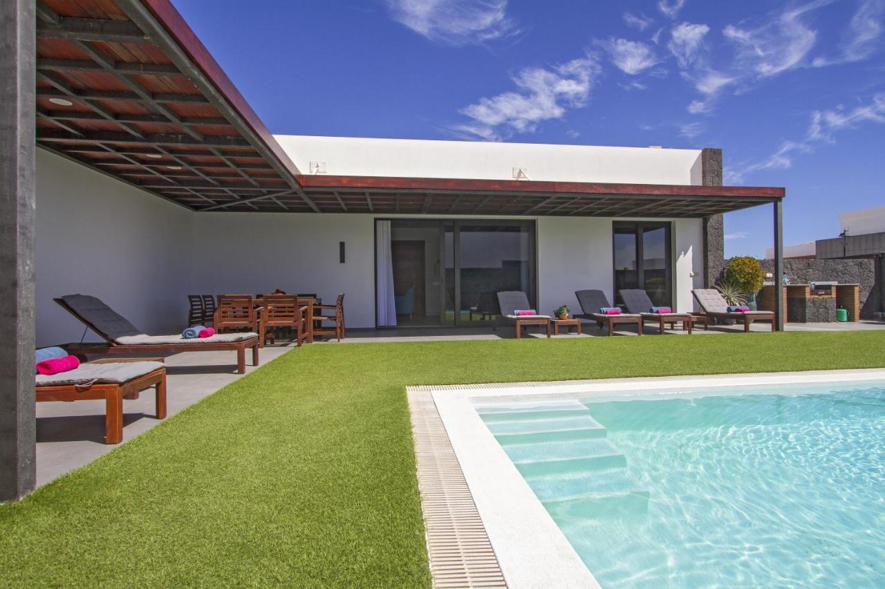 Luxury Los Mojones Villa Short Walk To Old Town Private Heated Pool Villa Los Mojones Angie Puerto Del Carmen Tias Luaran gambar